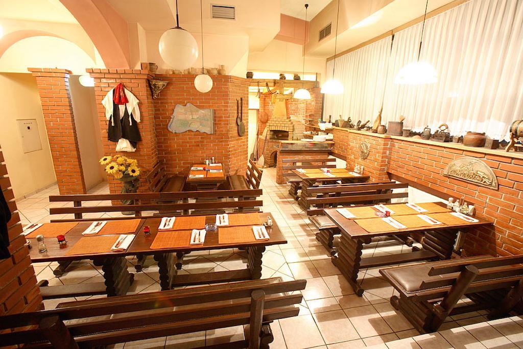 迪纳拉酒店 利夫诺 外观 照片